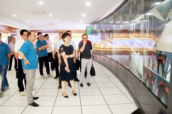 桐乡市市委副书记、市长王申峰一行莅临乐竞体育官网登录入口考察调研